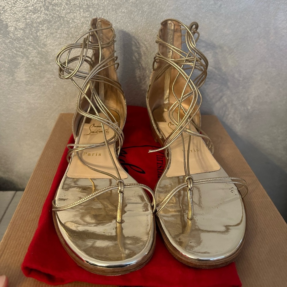 CHRISTIAN LOUBOUTIN 
Glitter Blanca Gladiator Flat Sandals 37 Gold